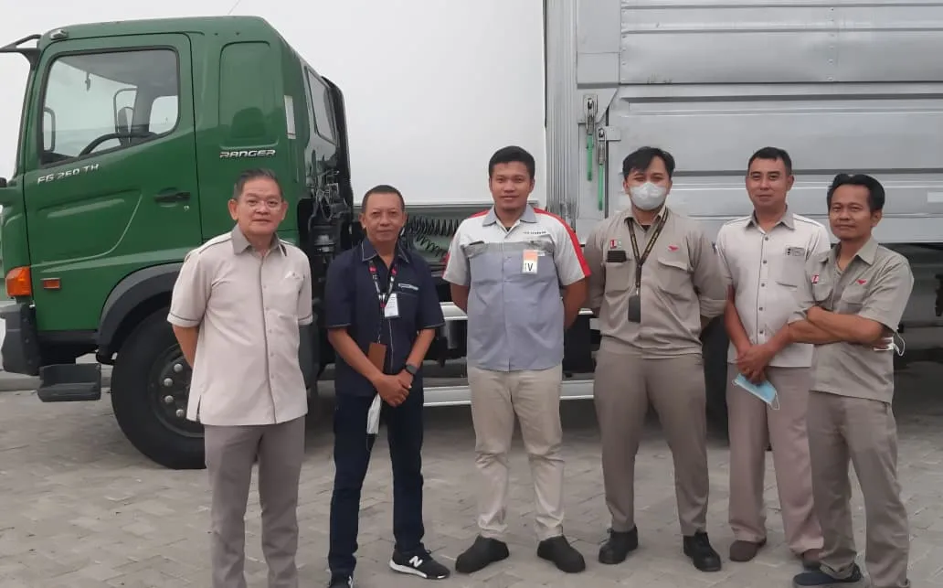 Serah terima unit truk Hino 500 Ranger ke pelanggan
