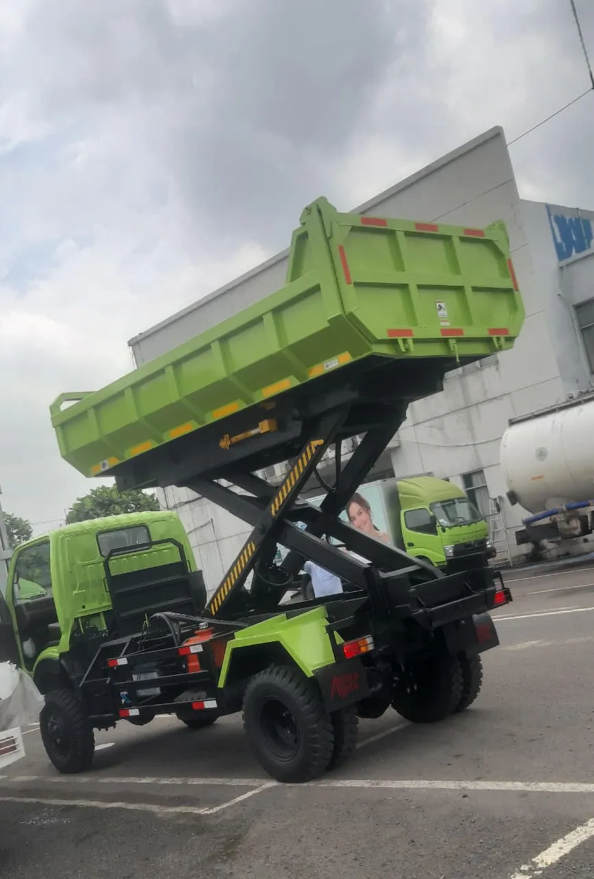 Hino 500 Ranger Tractor Head Pengiriman truk Hino ke pelanggan