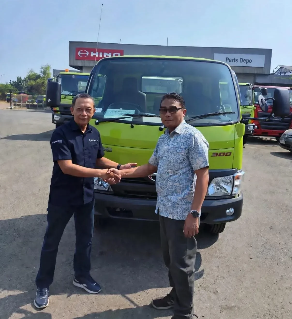 Serah terima unit baru truk Hino 300 Dutro bersama pelanggan di dealer resmi Hino Parts Depo